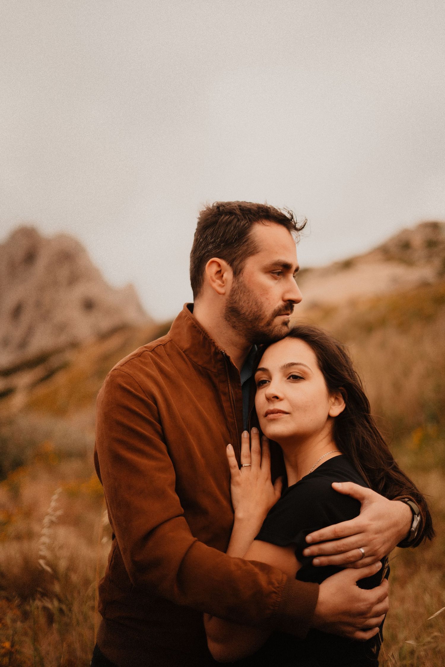 Couple amoureux dans les herbes sauvages en Occitanie