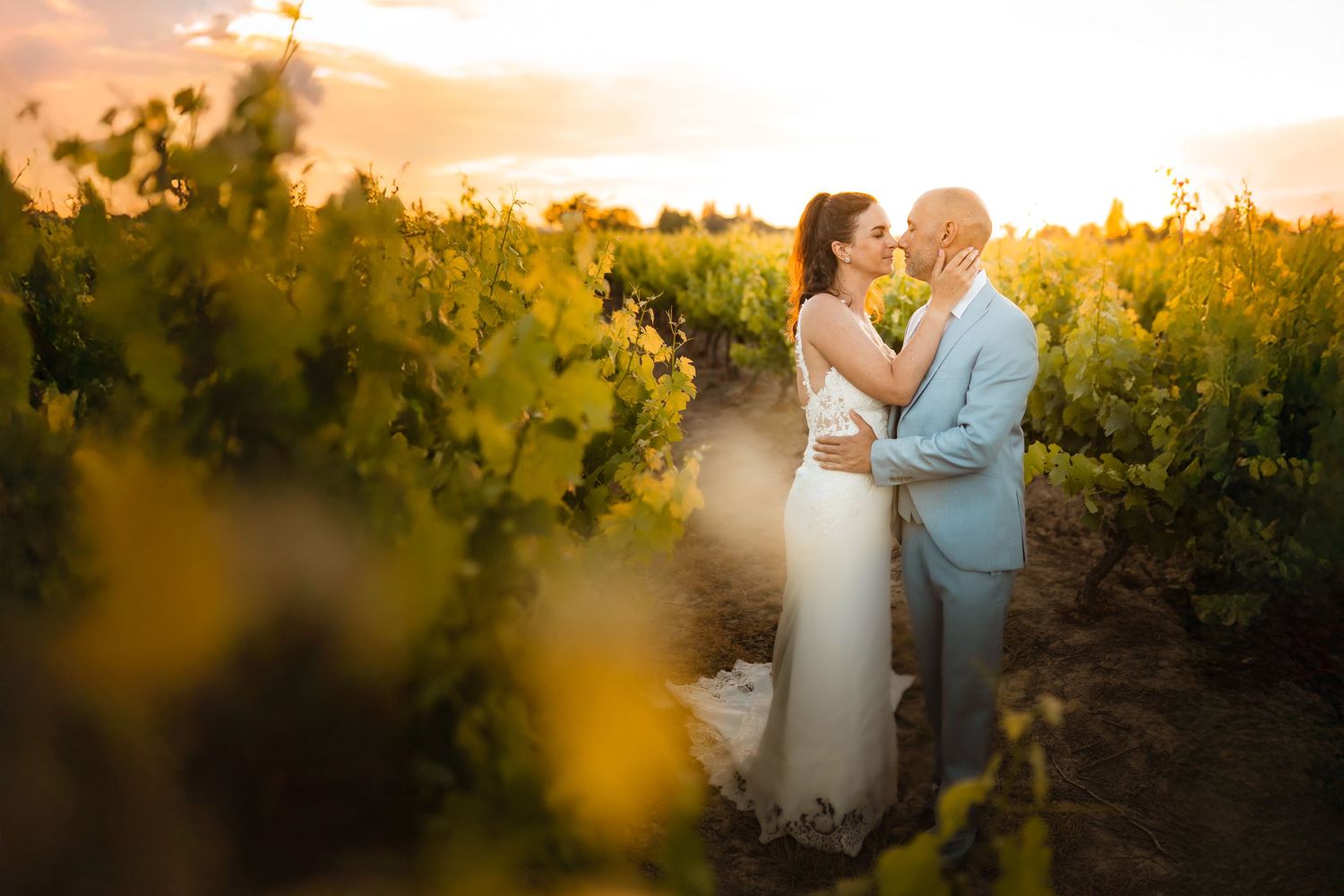 Mariage en Occitanie au coucher de soleil dans un vignoble