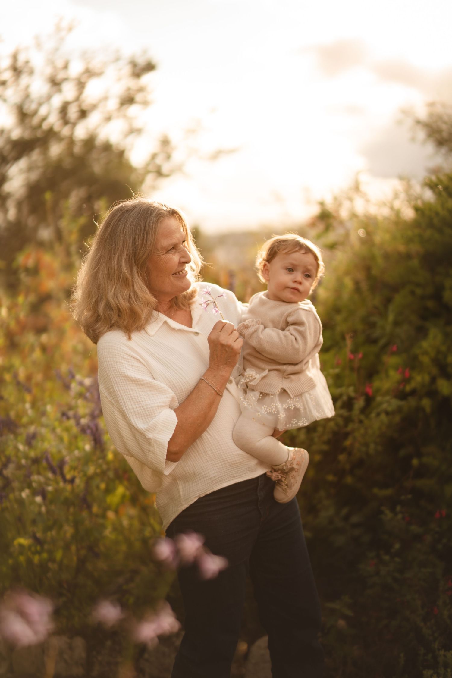 Séance famille dans la nature au golden hour