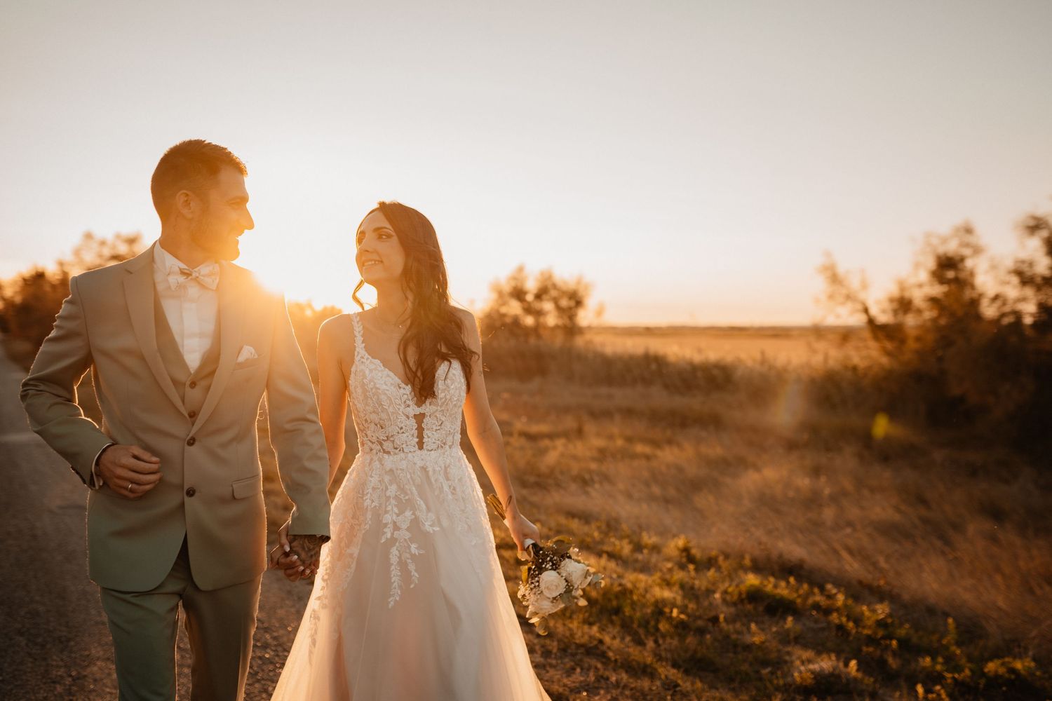 Couple dans les vignes au coucher de soleil prés de montpellier