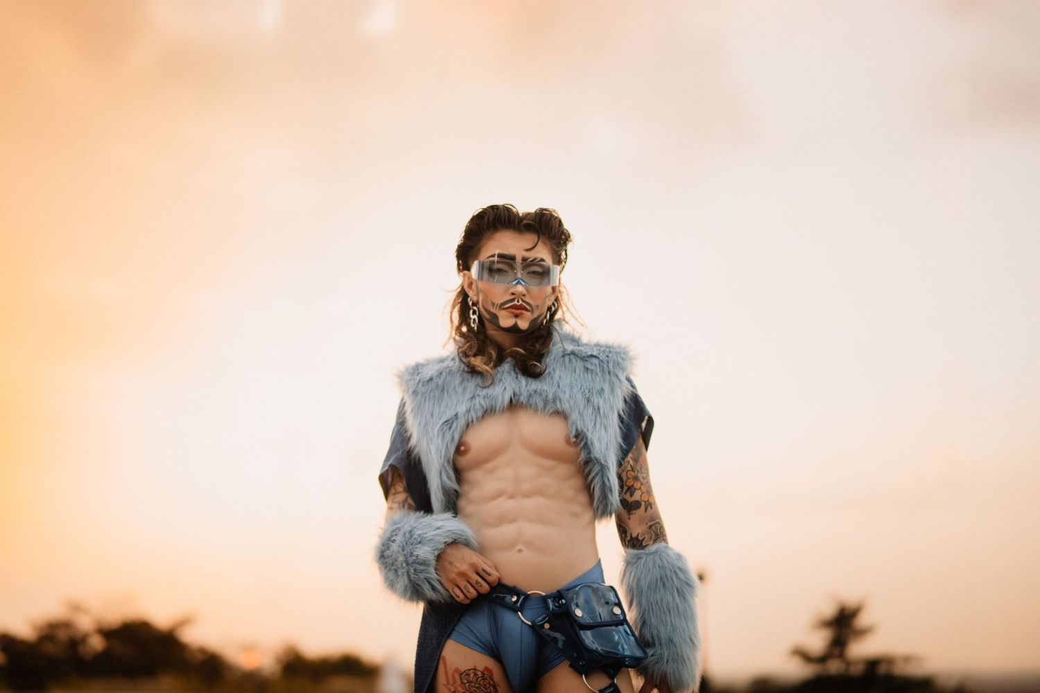 Portrait d'un drag king lors de la pride de montpellier, photographe en occitanie