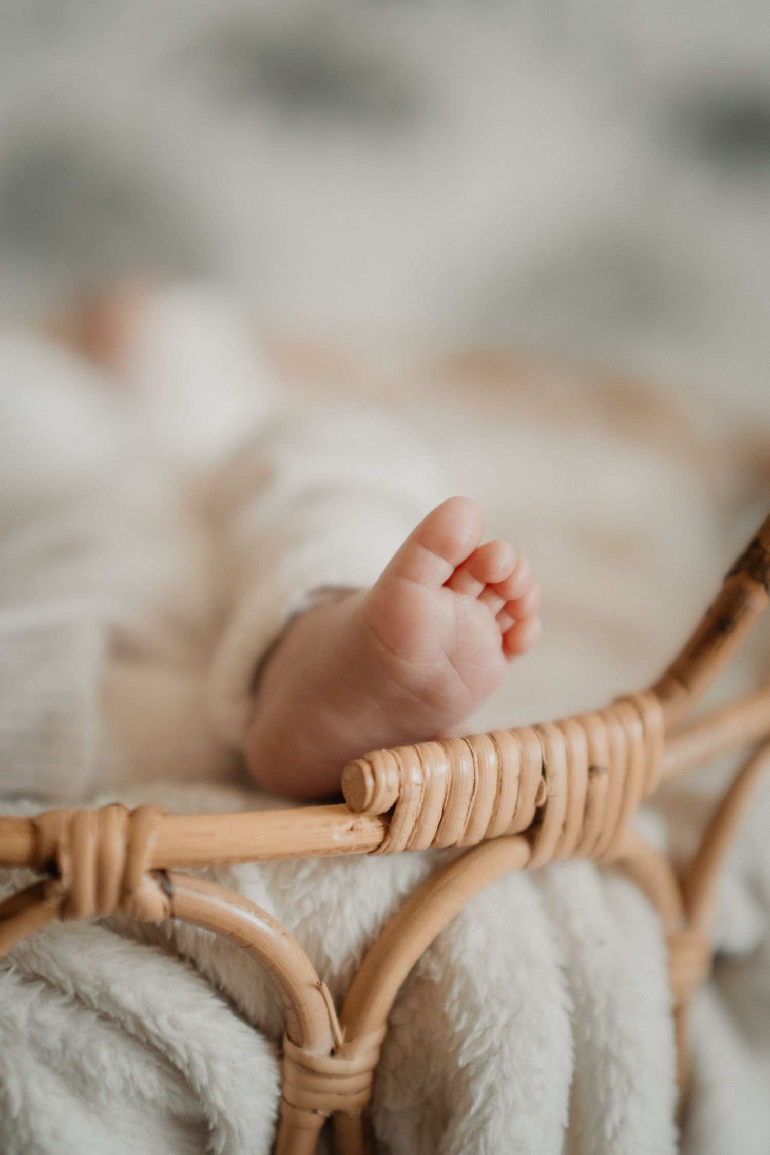 Séance naissance à domicile en Occitanie – moments tendres en famille