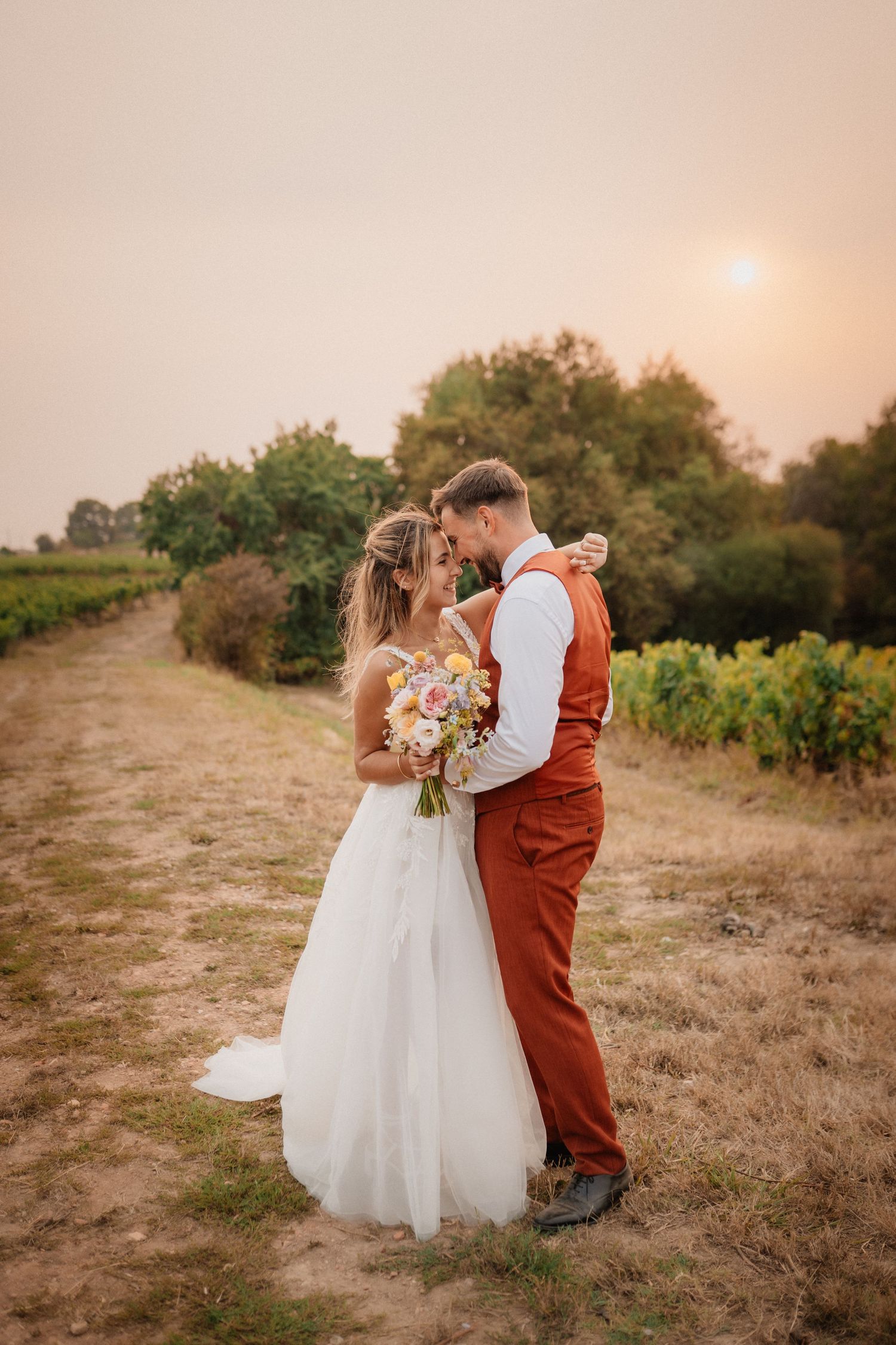 Mariage dans les vignes près de Montpellier, photo de couple au coucher de soleil