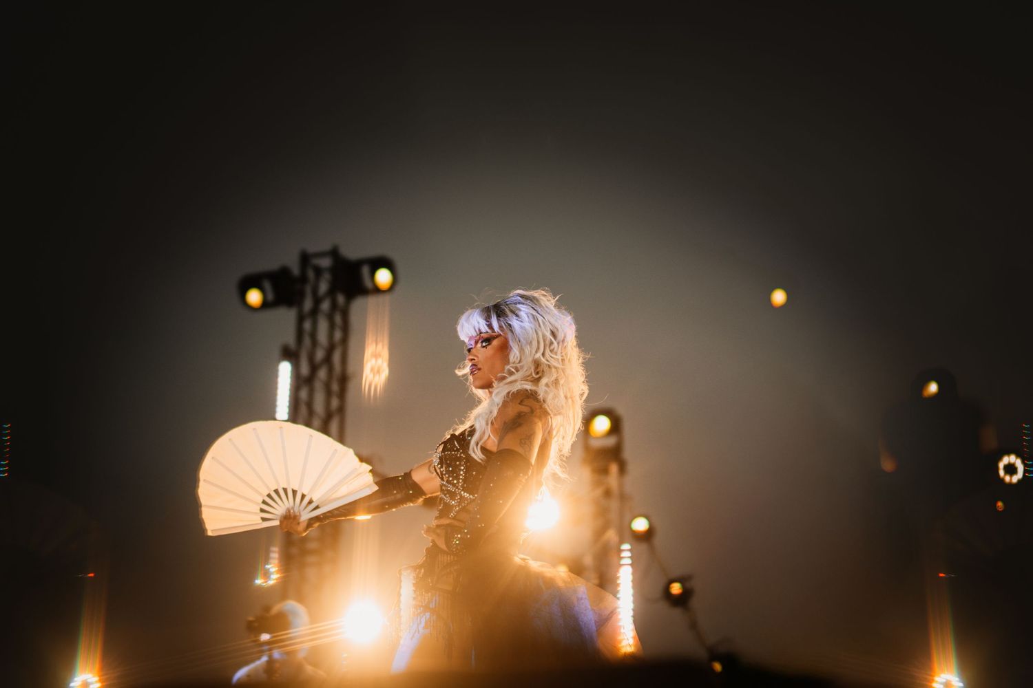 Photo éditoriale de drag queen, mise en scène théâtrale et ambiance dramatique