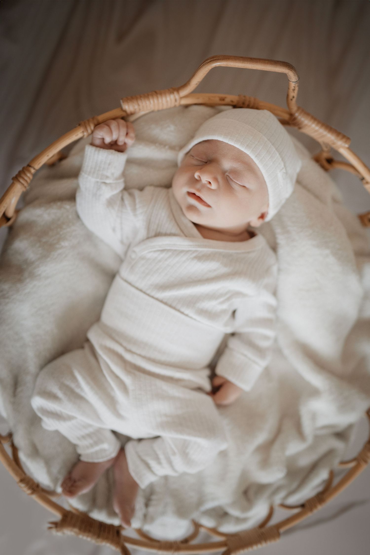 Séance naissance à domicile en Occitanie – moments tendres en famille