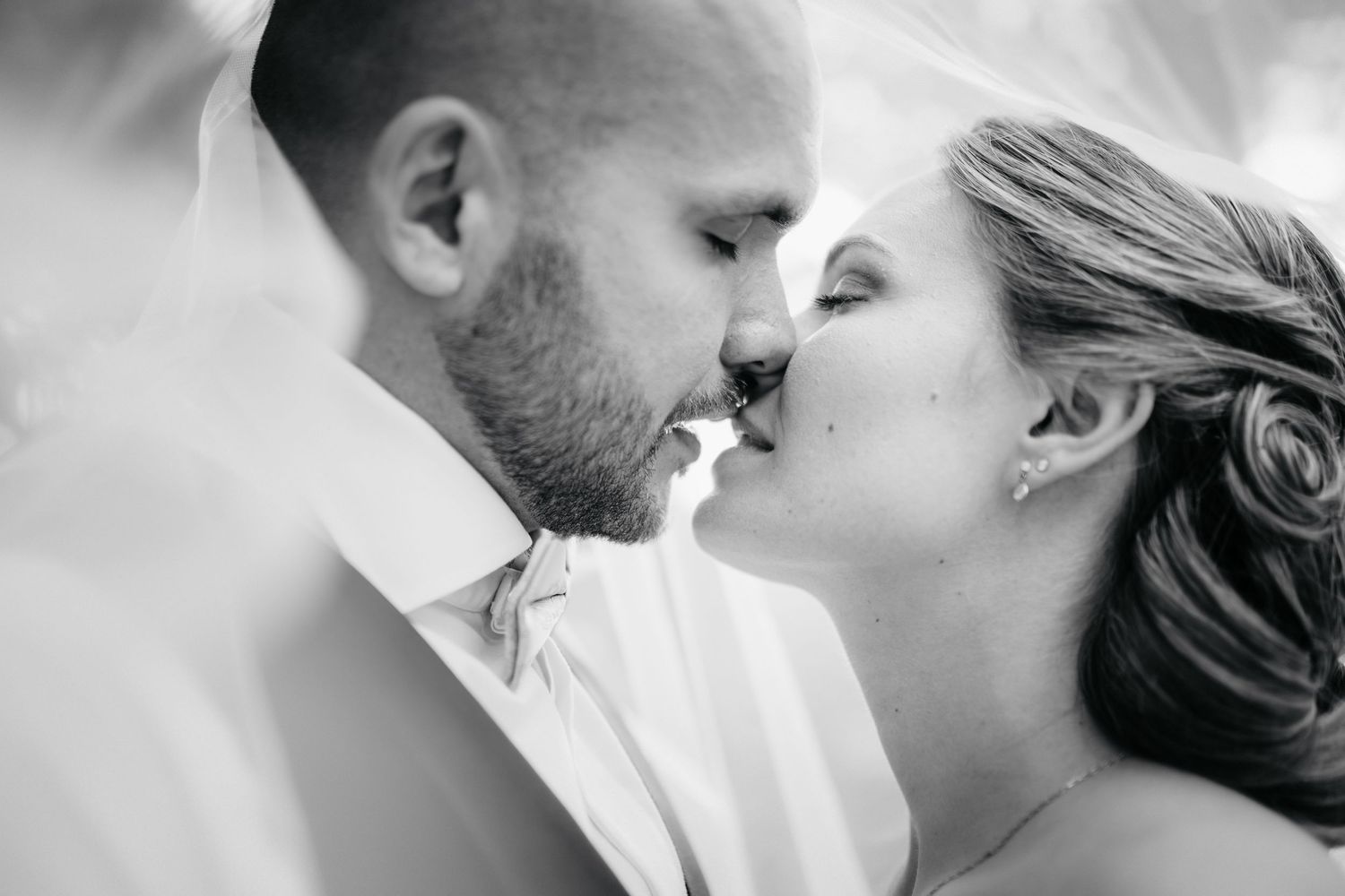 Séance couple après cérémonie dans un domaine en Occitanie.