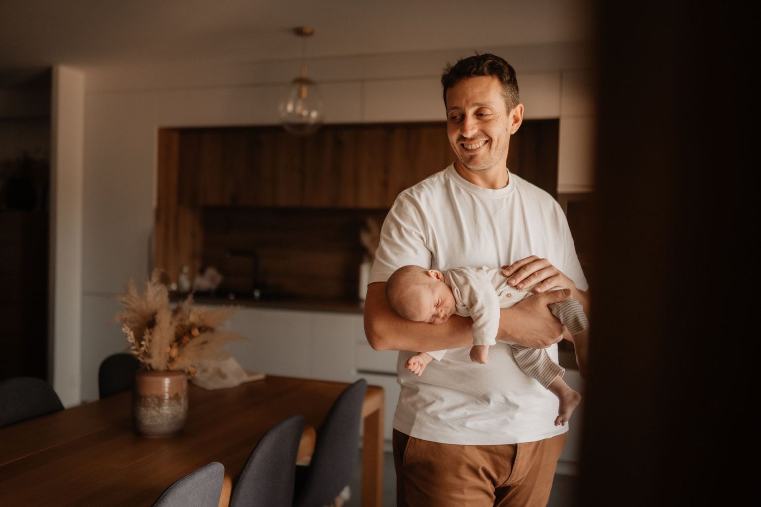 Séance naissance à domicile en Occitanie – moments tendres en famille