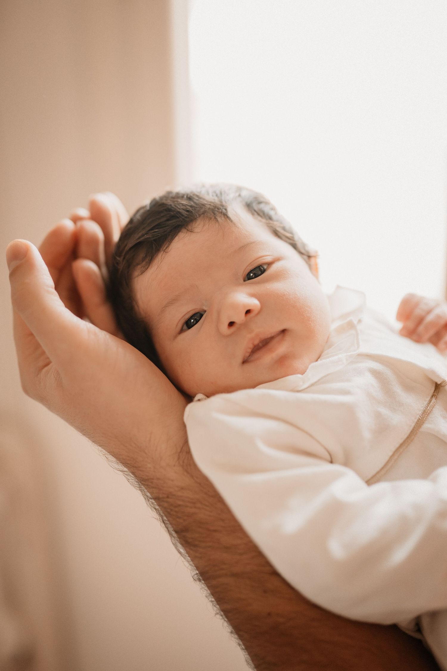 Séance bébé en panier en lumière douce naturelle