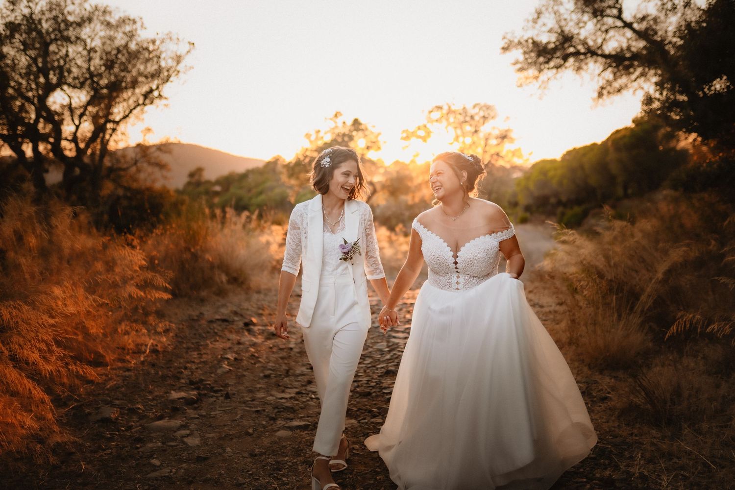 Photo de mariage lgbt en lumière dorée en Occitanie