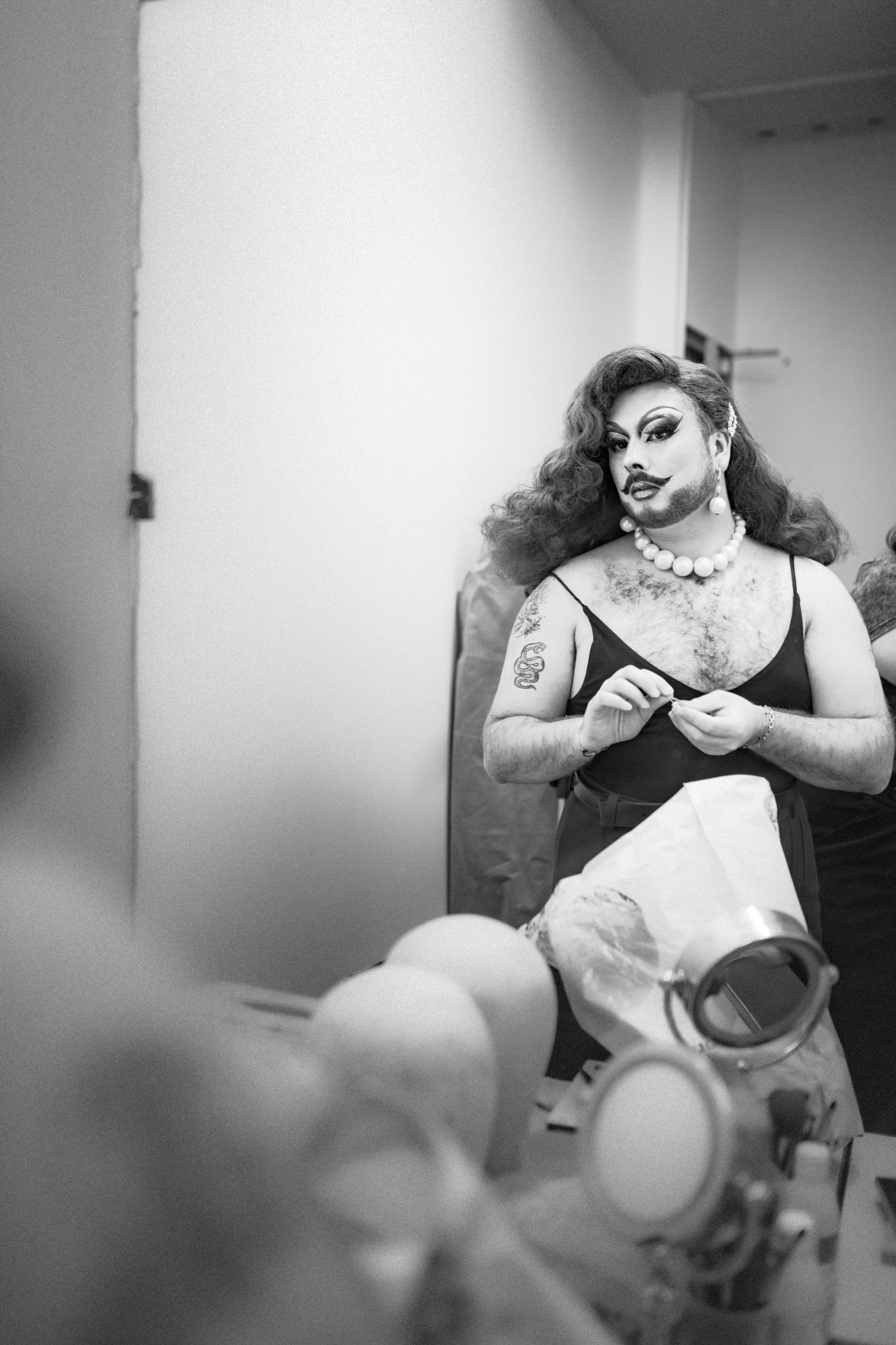 Photo de comédien en extérieur, jeu d’acteur subtil et expression authentique