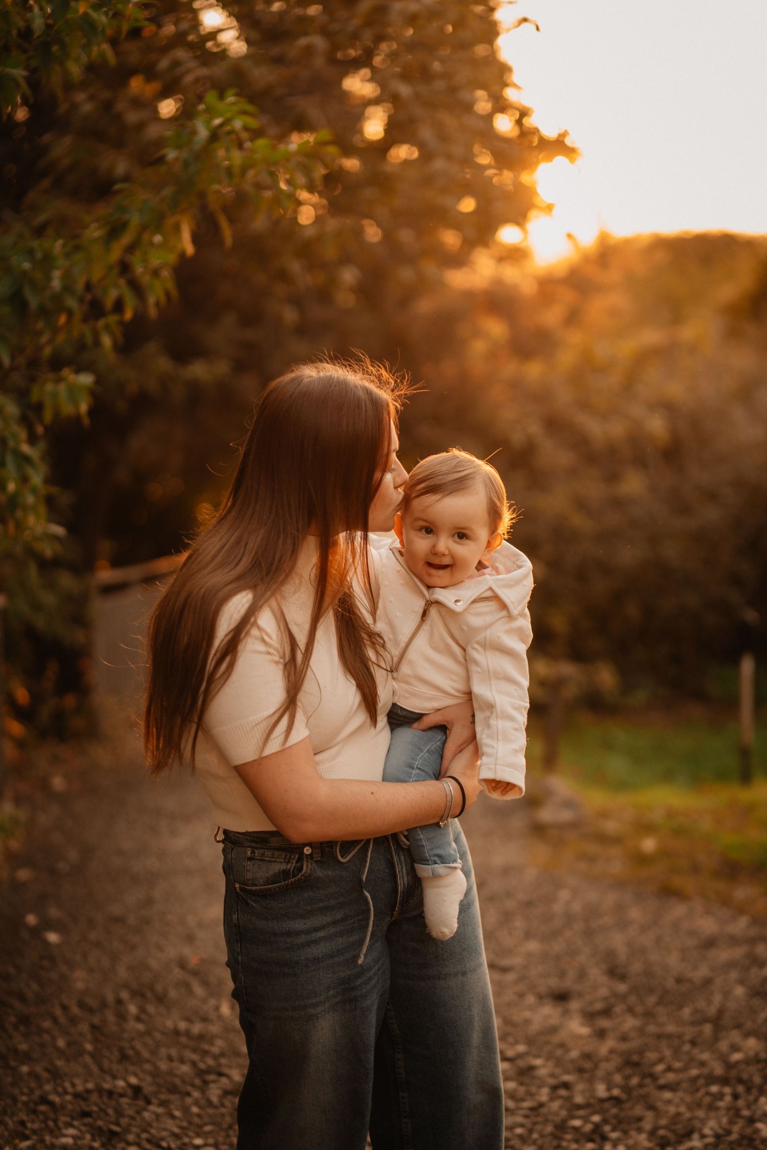 Séance famille dans la nature au golden hour