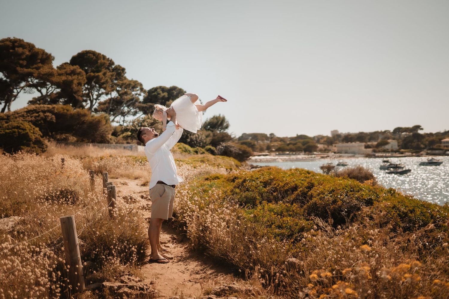 Séancee famille lifestyle lumineuses en lumière naturelle dans l'hérault