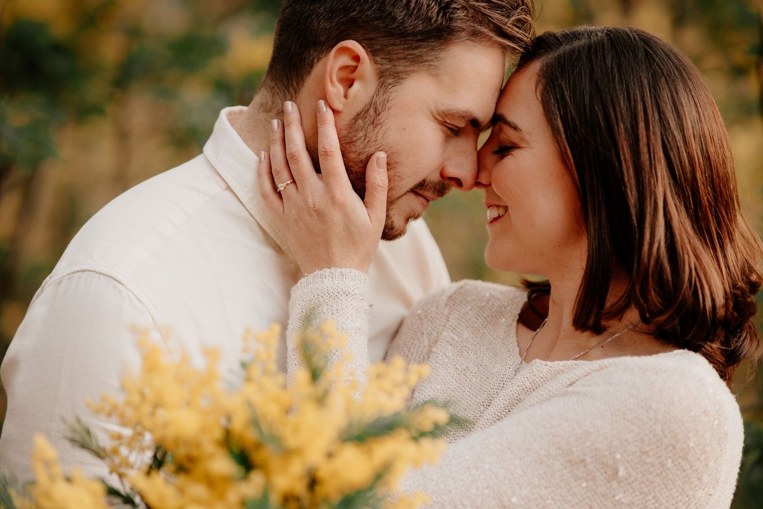 Couple fiancé au coucher du soleil en Occitanie