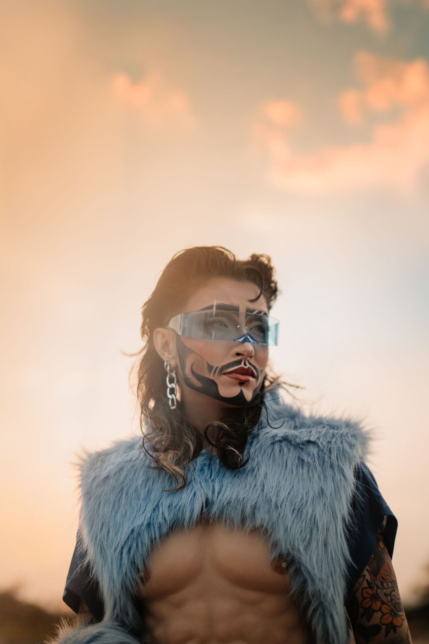 Photographie artistique de drag queen, univers créatif et mise en scène cinématographique