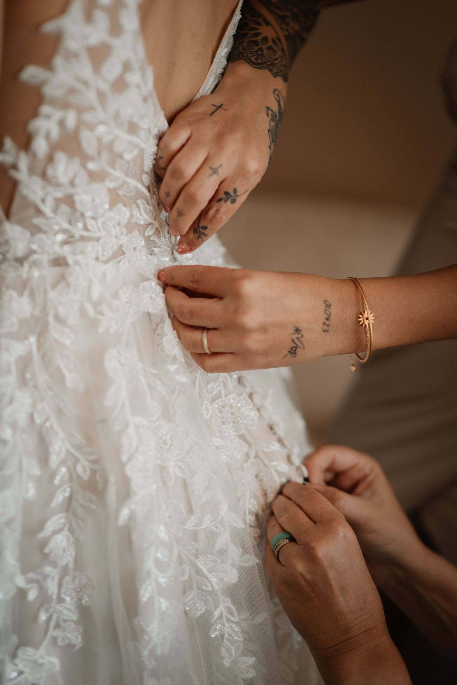 Préparatifs de la mariée en lumière naturelle, instant intime.