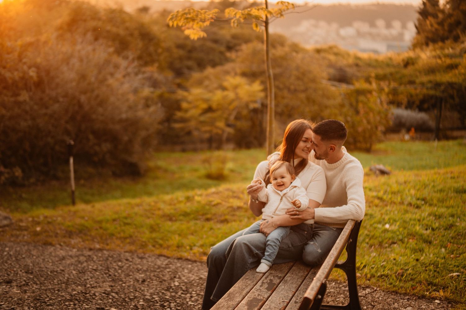 Séance naturelle famille artistique et lumineuse à Montpellier