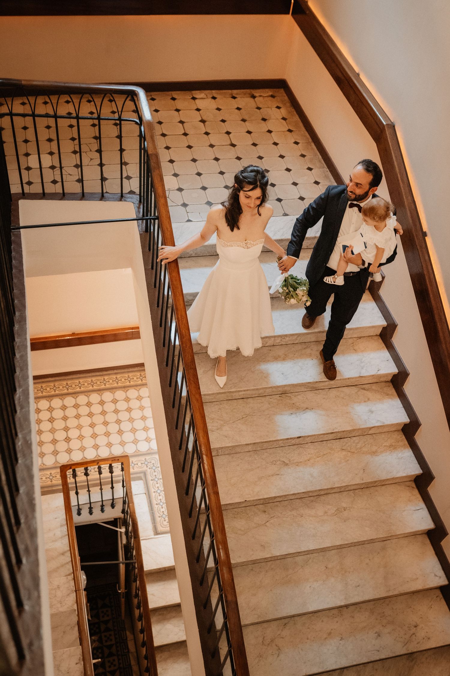 Mariage champêtre dans les vignes à Montpellier, lumière dorée.