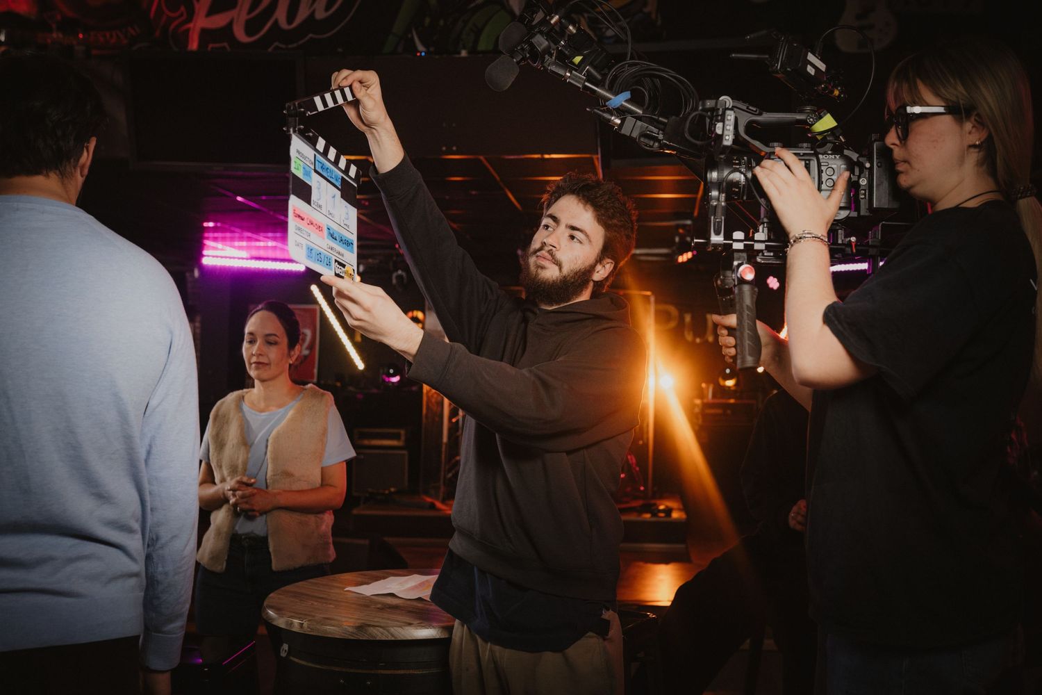 Photographie de plateau avec comédien, esthétique cinéma et cadrage artistique