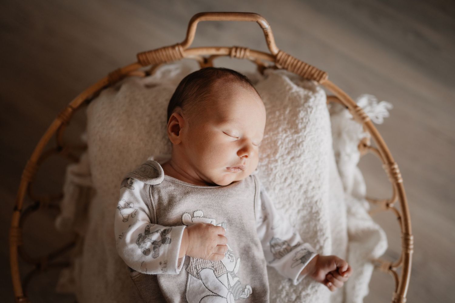 Séance photo bébé en intérieur à Montpellier – ambiance douce et chaleureuse