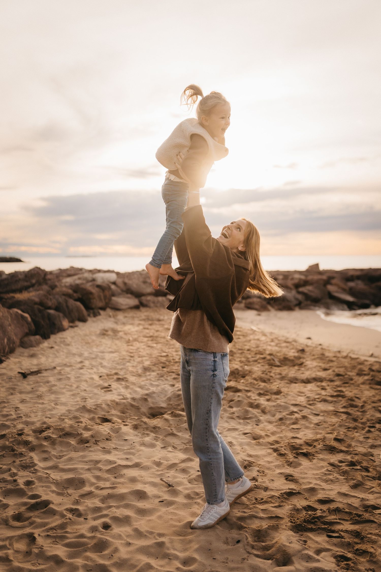 Séance photo famille en lumière naturelle à Montpellier au coucher du soleil