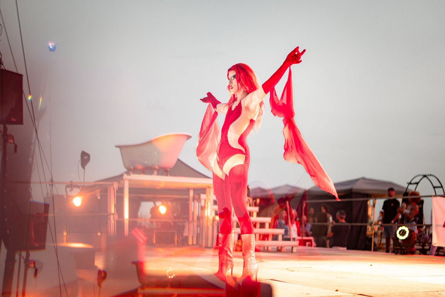 Photographie artistique de drag queen, univers créatif et mise en scène cinématographique