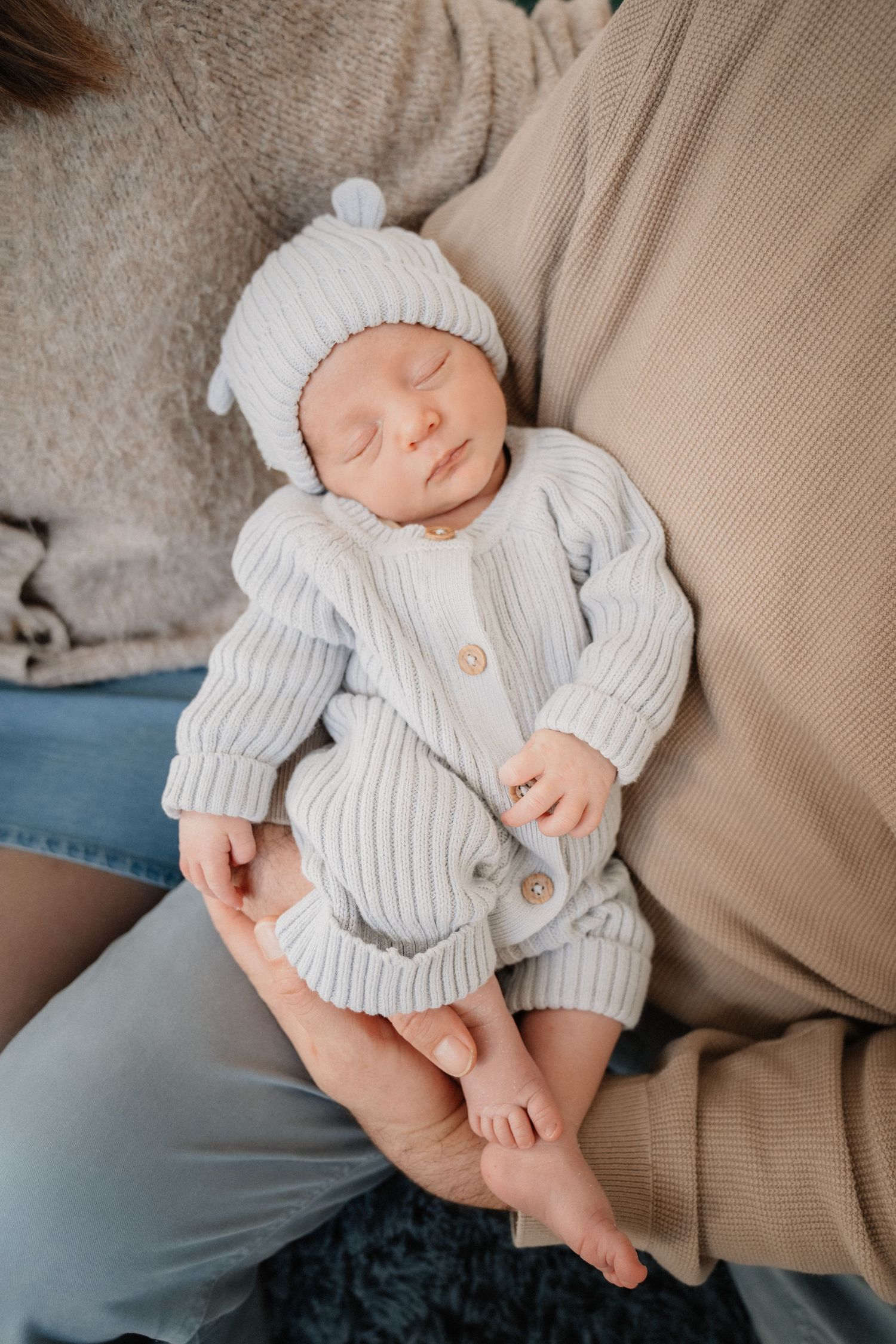 Séance bébé en panier en lumière douce naturelle