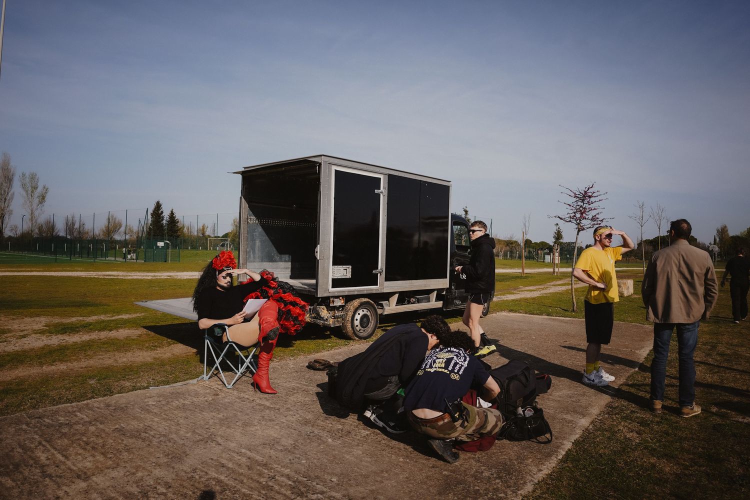 Photo de comédien en situation de tournage, atmosphère réaliste et immersive
