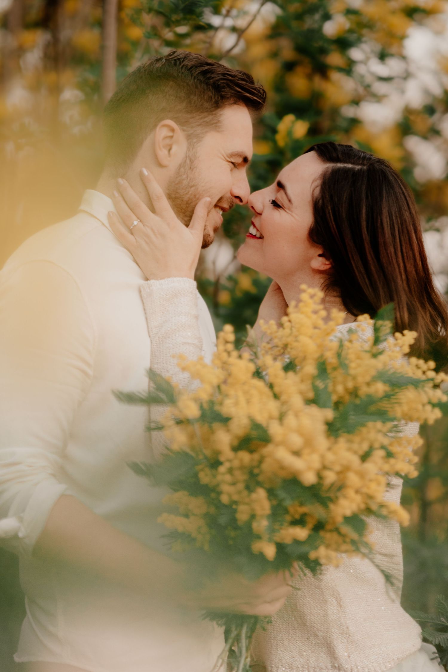 Séance photo engagement en Occitanie, couple complice en extérieur