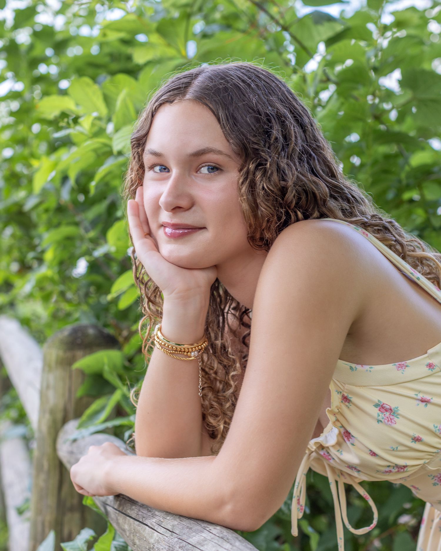 Senior portrait photo of young lady leaning on fence at Sullivan Nature Sanctuary in Parkville | Kansas City Northland Portrait Photographer