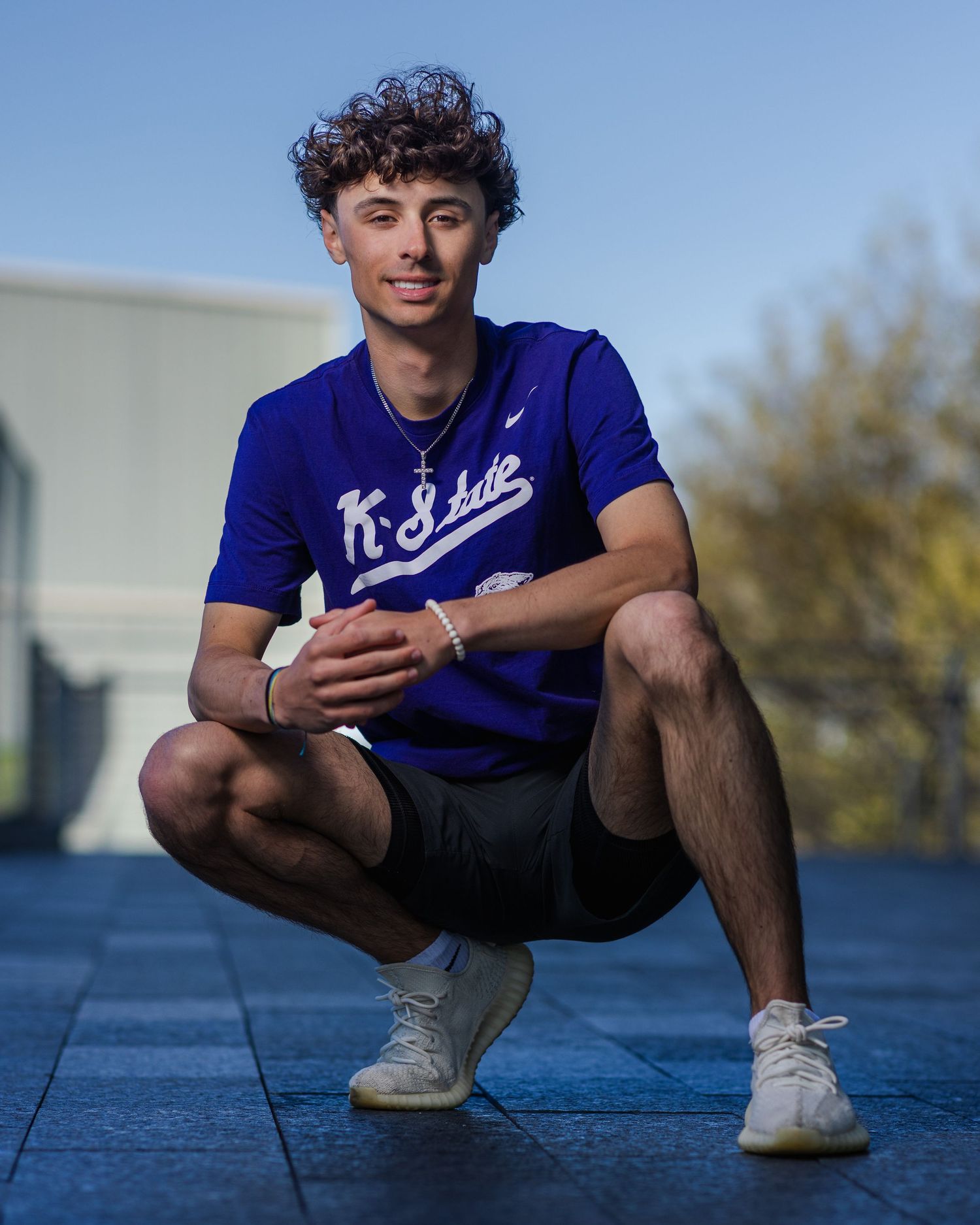 Senior portrait photo of a young young man in K-State shirt at Nelson-Atkins Museum in KC | Kansas City Northland Portrait Photographer