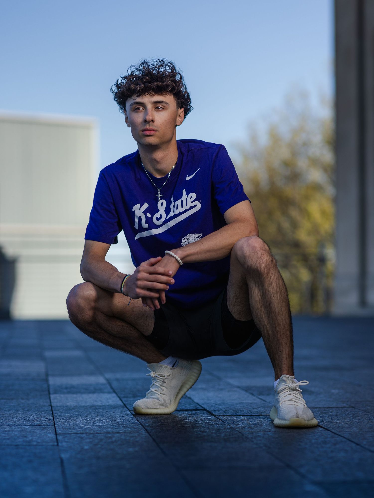 Senior portrait photo of a young man in a K-State shirt at Nelson-Atkins Museum in KC | Kansas City Northland Portrait Photographer