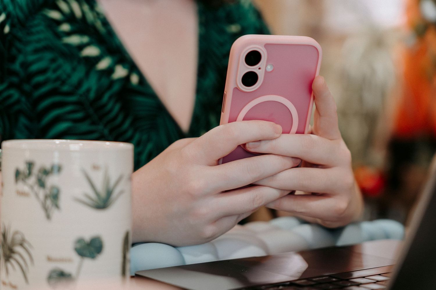 Katie of WebDesignToo using her cellphone at UniTea kava lounge in Dunedin, Florida.