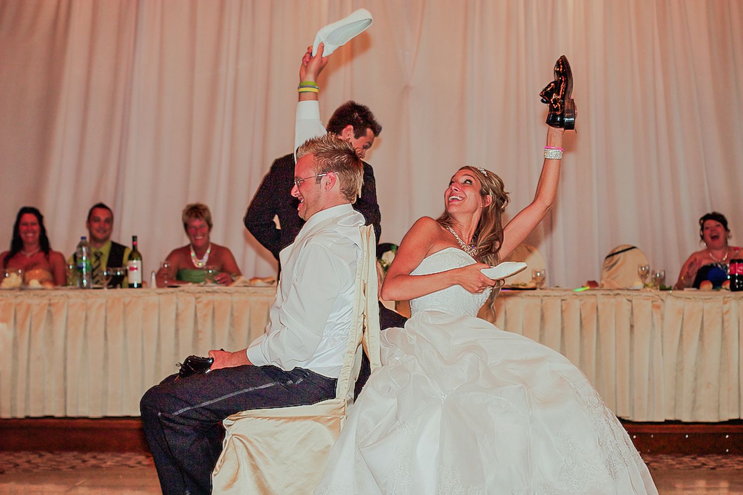 Photo de mariage réalisée par Mathieu Breton : jeu du soulier avec Annick et Éric devant leurs invités.