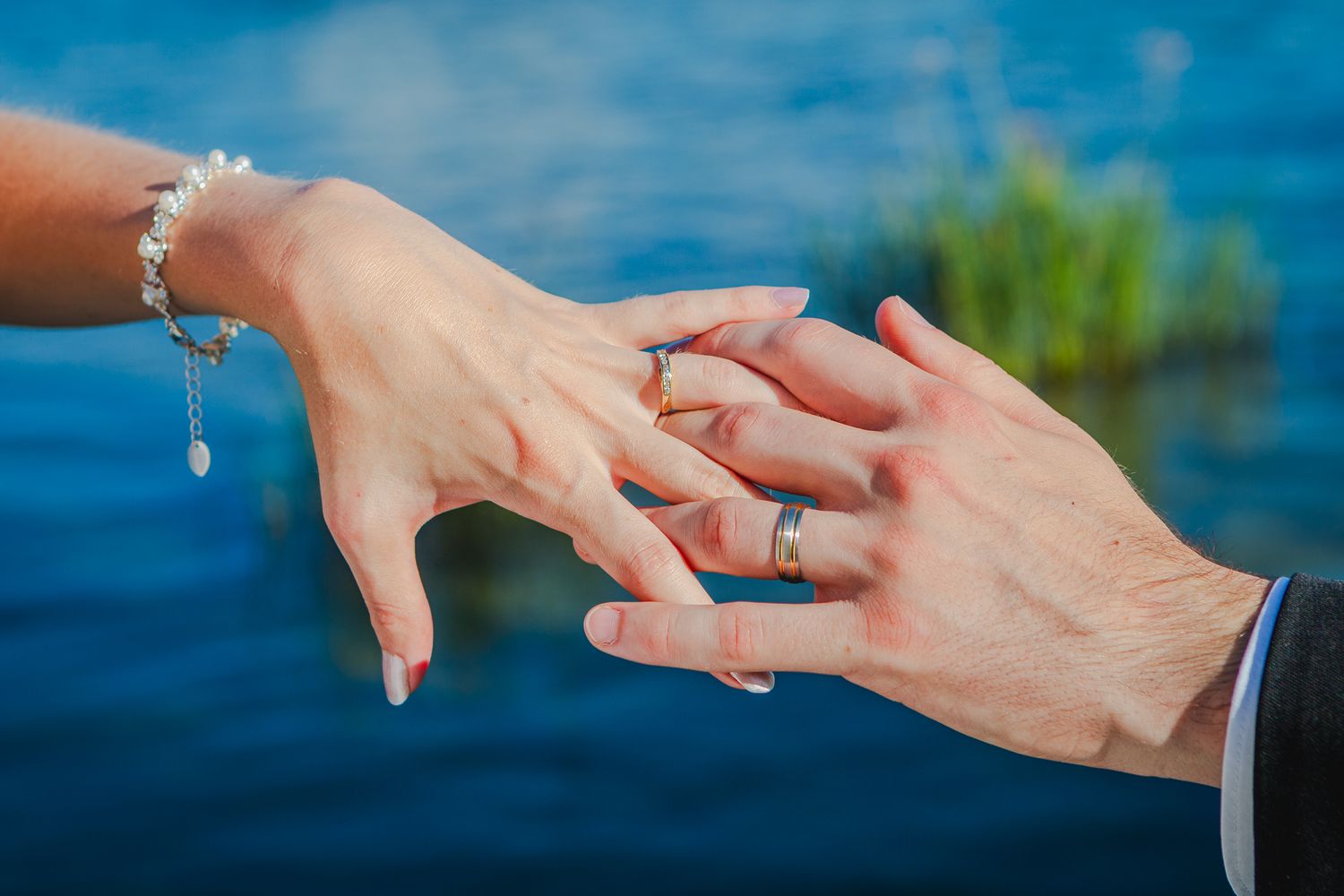 Photographie de mariage par Mathieu Breton : échange des alliances entre Étienne et Jessica.