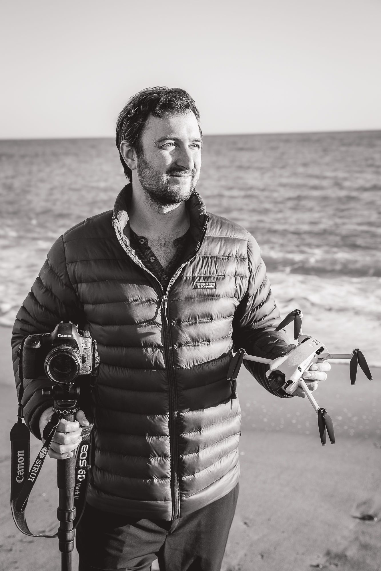 Portrait en bord de mer de Mathieu Breton sur une plage en hiver, capté en noir et blanc.