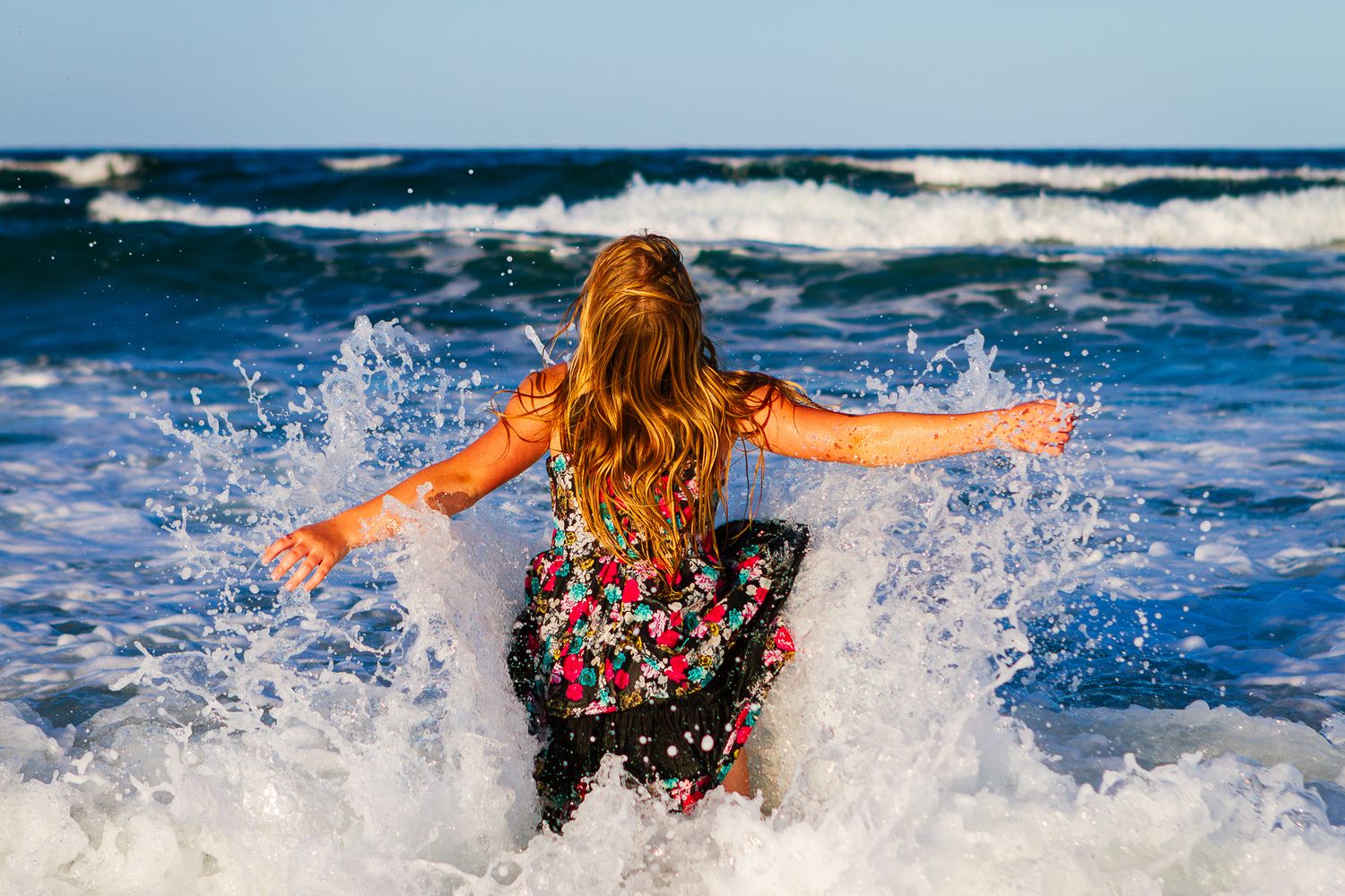 Photographie artistique par Mathieu Breton : jeune femme courant vers les vagues sur une plage.