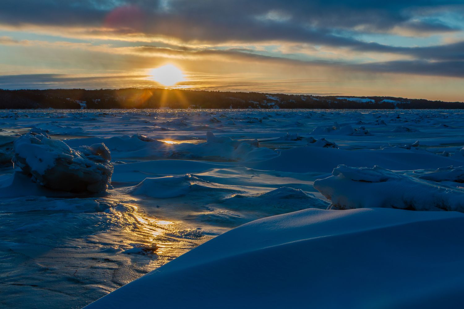 Paysage hivernal du fjord gelé au coucher du soleil, photographie de nature par Mathieu Breton.
