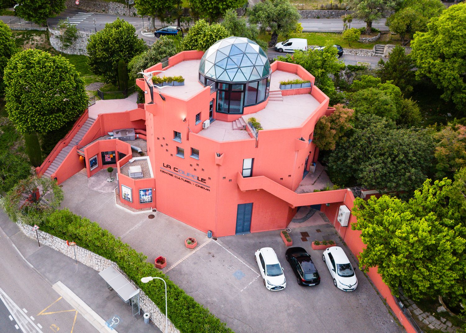 Vue aérienne de la Coupole de La Gaude, bâtiment emblématique, photographie par drone de Mathieu Breton.