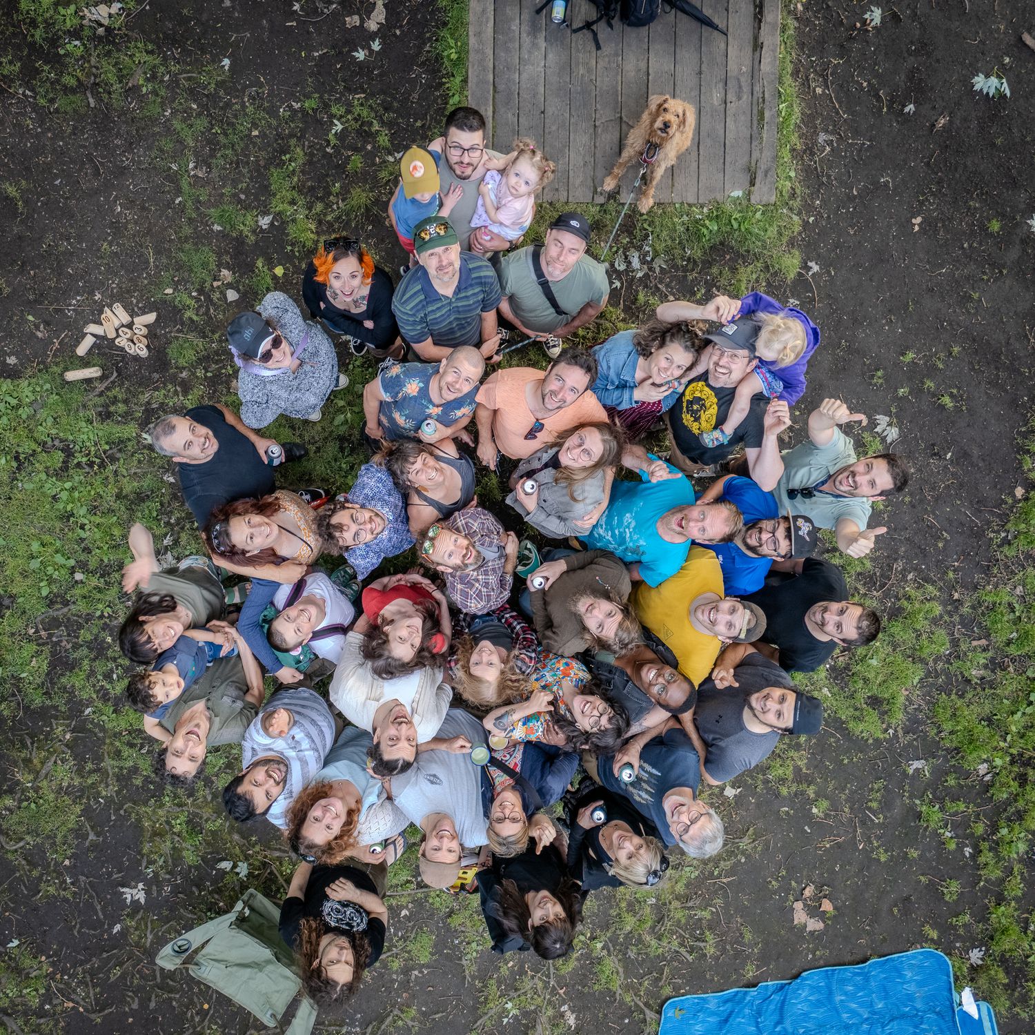 Photographie aérienne par drone d’un groupe d’amis en cercle, captée par le photographe Mathieu Breton.