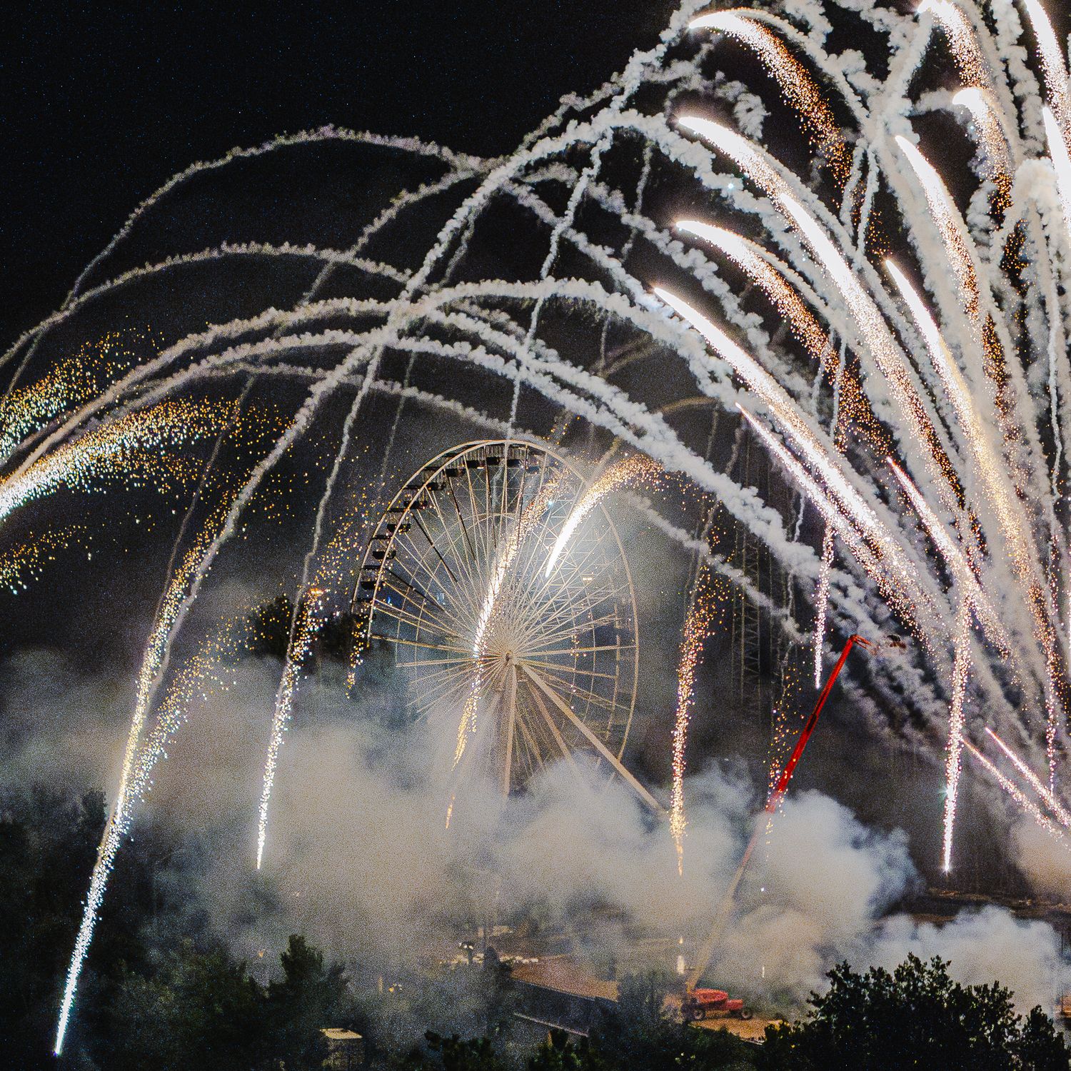 Photographie nocturne de feux d’artifice près de la Grande Roue de Montréal, captée par Mathieu Breton.