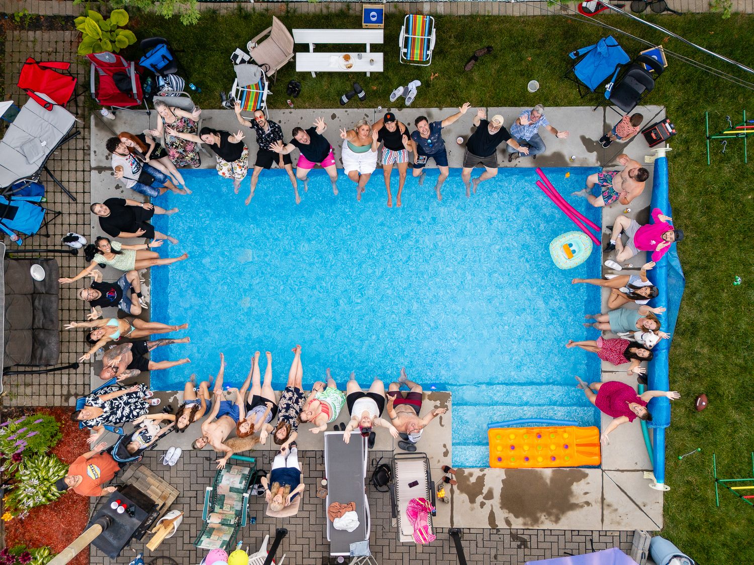 Photographie aérienne par drone d’une grande famille réunie autour d’une piscine en été, par le photographe Mathieu Breton à La Gaude.