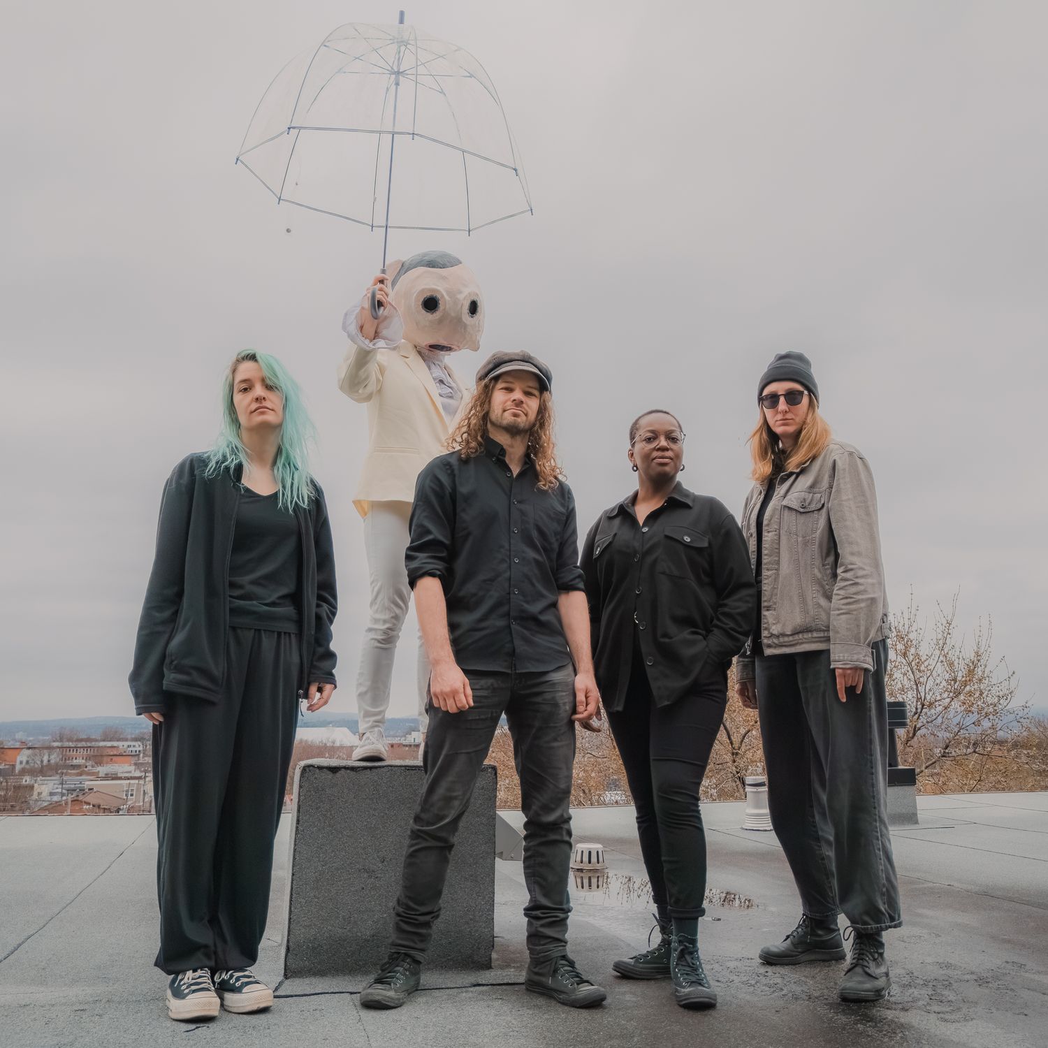 Photographie de groupe du collectif artistique Huriel Band en extérieur, captée par Mathieu Breton.