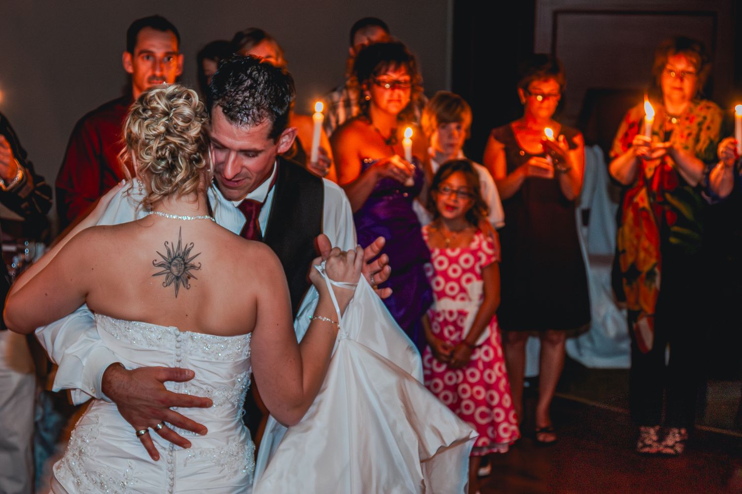 Photographie de mariage par Mathieu Breton : danse des mariés Isa et JP entourés de leurs invités.