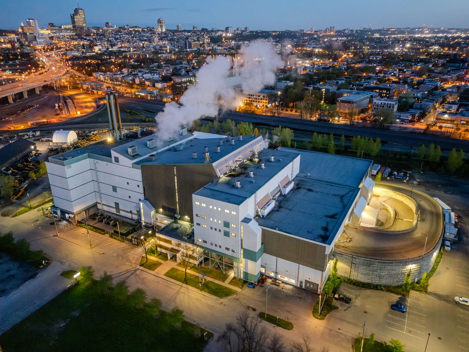 Vue aérienne de nuit d’un incinérateur industriel, photo de paysage urbain par Mathieu Breton.