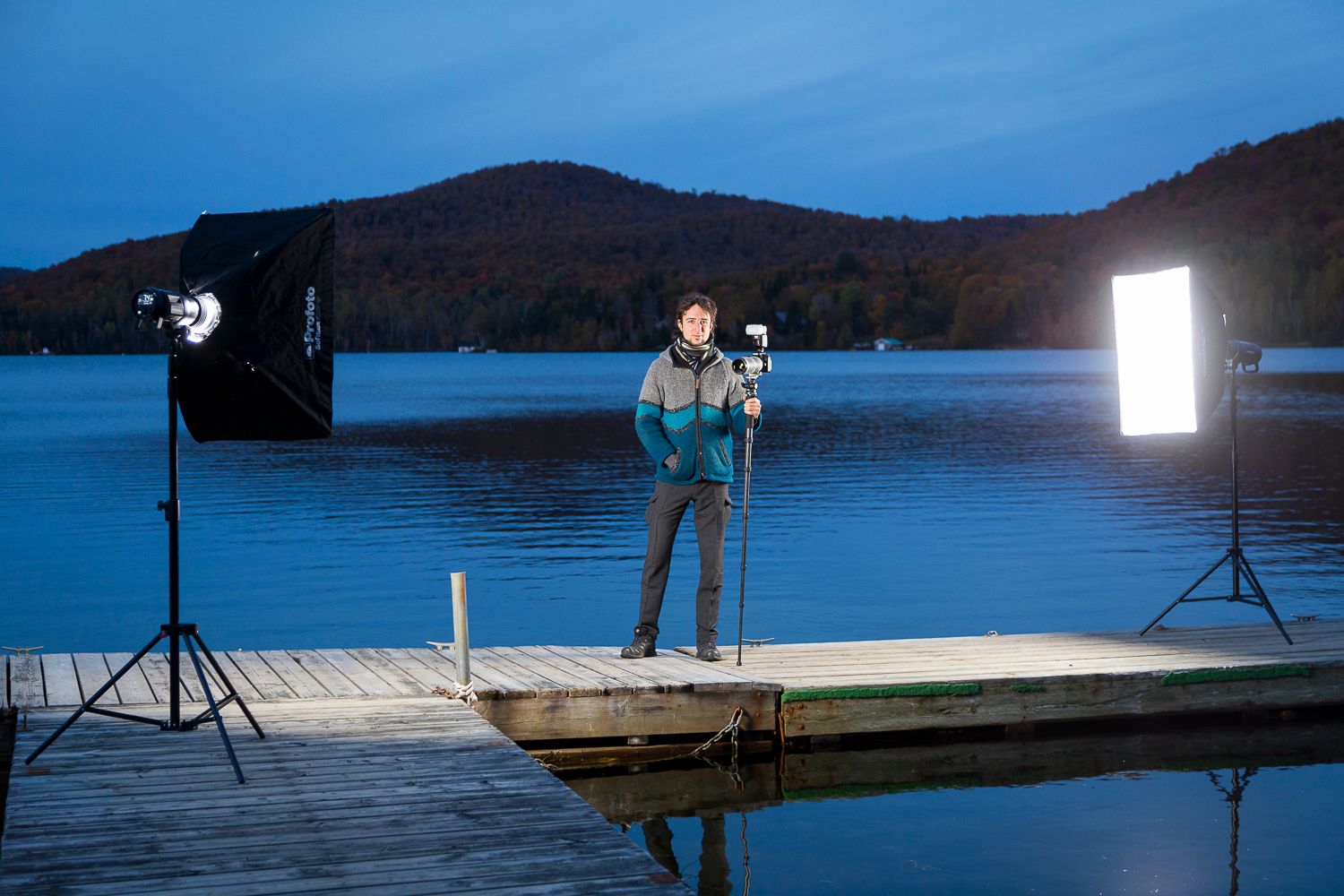 Photographie de mariage par Mathieu Breton : mise en scène avec éclairage professionnel en extérieur au bord d’un lac.