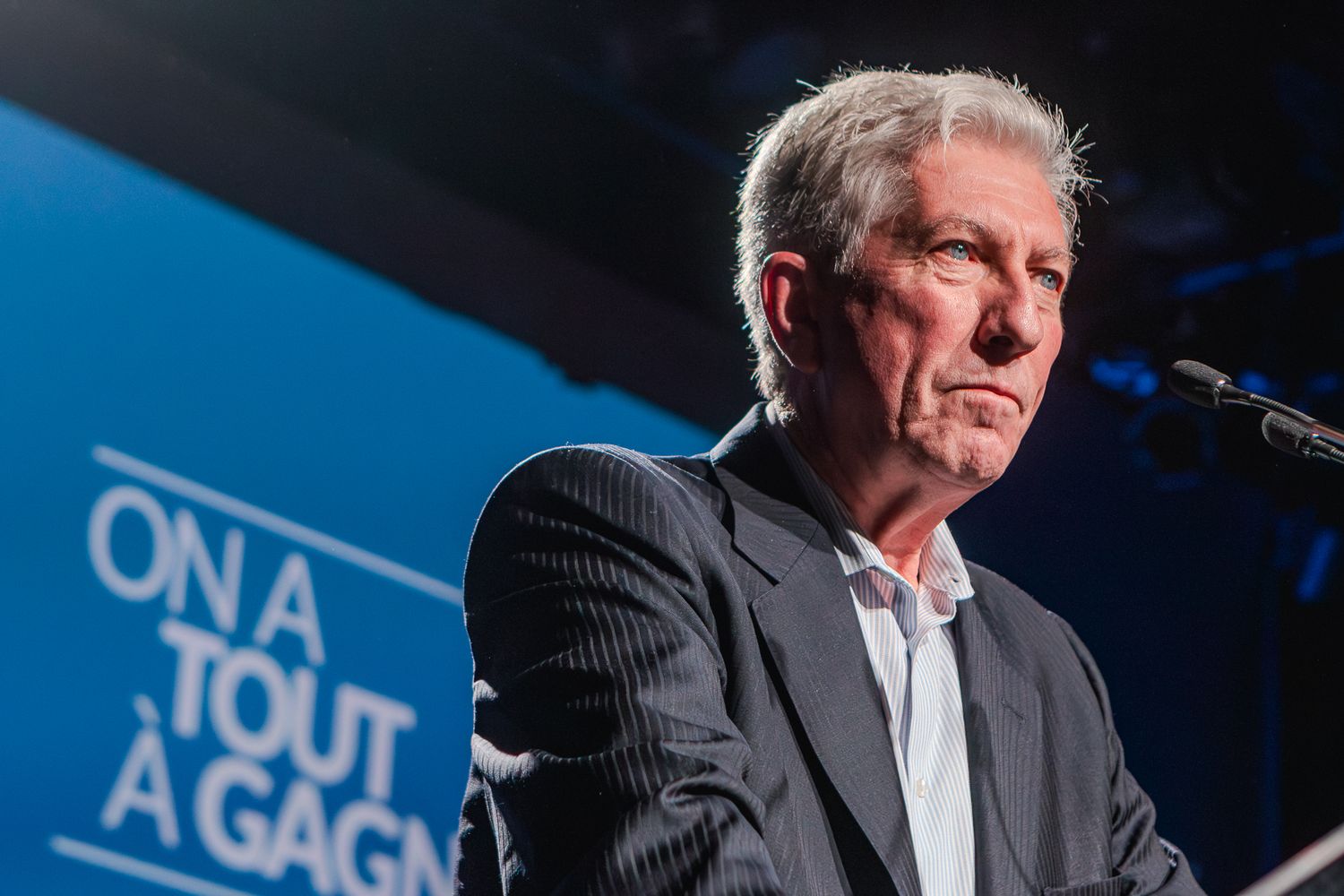 Photographie événementielle de Gilles Duceppe en conférence, captée par le photographe Mathieu Breton.
