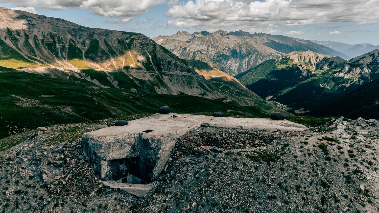 Paysage de montagne avec bunker en ruines, photographie par drone de Mathieu Breton.