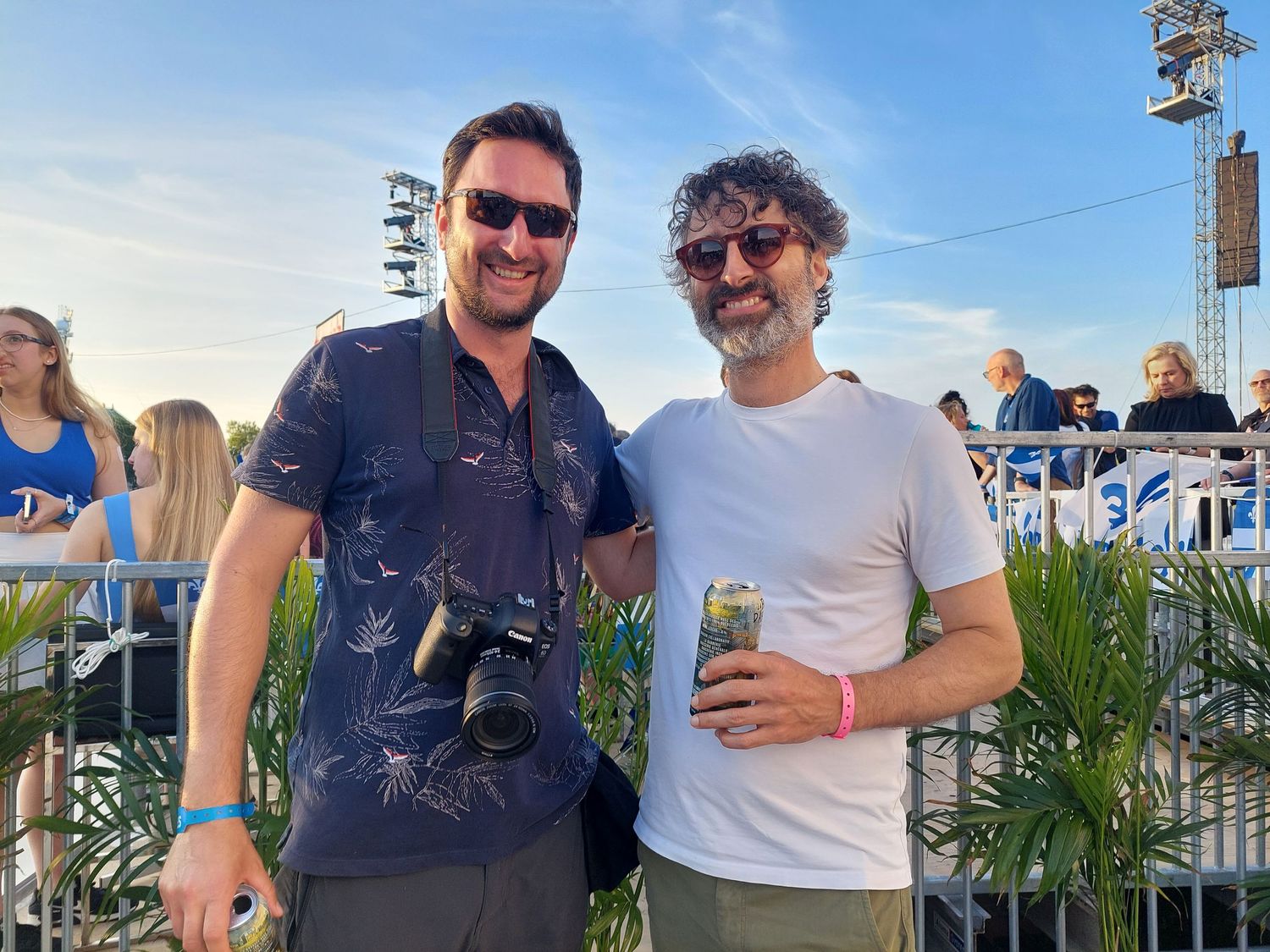 Photographie événementielle par Mathieu Breton lors de la Fête nationale 2023, posant avec Louis-Jean.