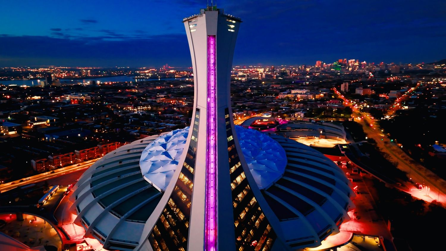 Vue aérienne nocturne du Stade olympique de Montréal, photographie par drone de Mathieu Breton.