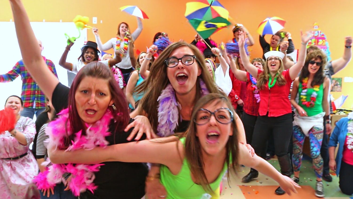 Photographie événementielle par Mathieu Breton : groupe de jeunes costumés dansant et chantant lors d’un lipdub.